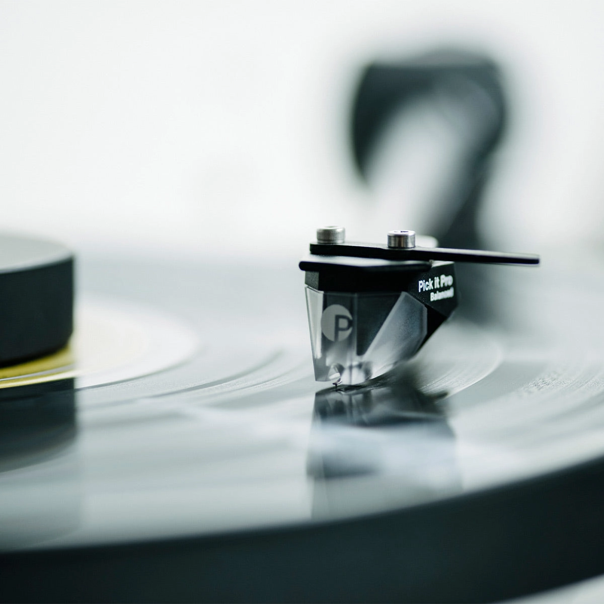 Pro-Ject XA B Balanced Turntable with Pick it PRO B Balanced Cartridge