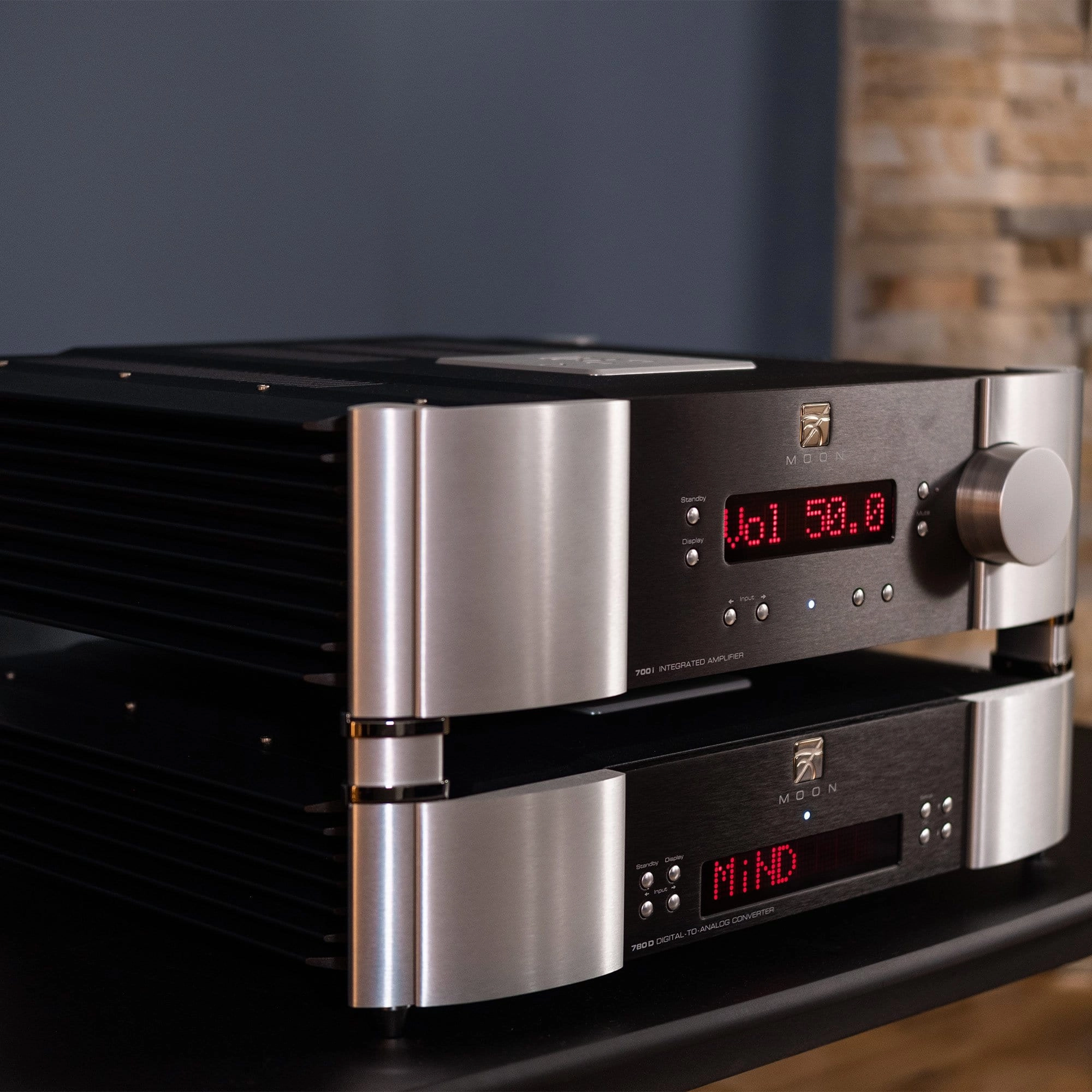 Simaudio MOON 700i v2 Balanced Integrated Amplifier